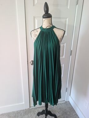 221. Elegant Halter Pleated Green Dress